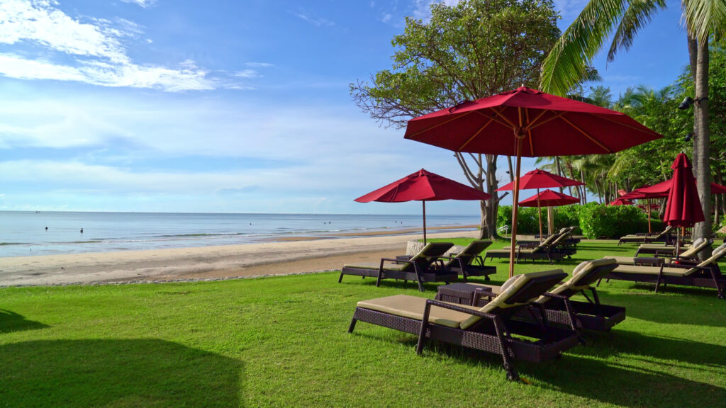 Şemsiye nasıl icat edildi Red Parasols on the Beach with palm trees and sunbeds who invented umbrella