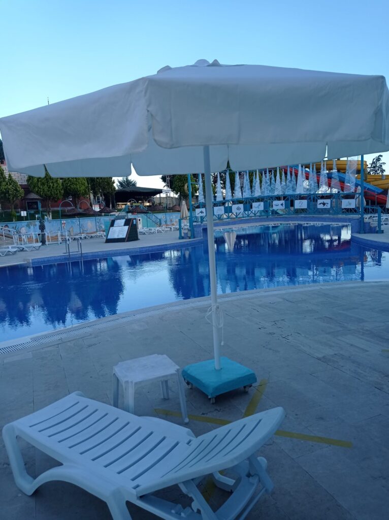 otel şemsiyesi üreticisi - product cream patio umbrella manufacturer at poolside with sunbed